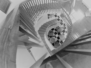 מעקות ומדרגות