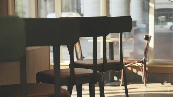 כסאות בר מעץ או ממתכת? איך לבחור?