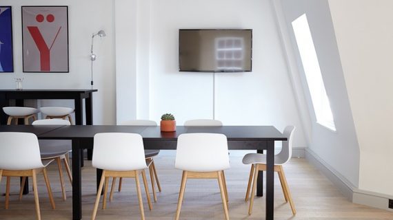 תליית טלוויזיה מהתקרה