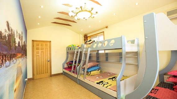 מיטת קומותיים מעץ מלא – הפתרון האידיאלי לחדר הילדים