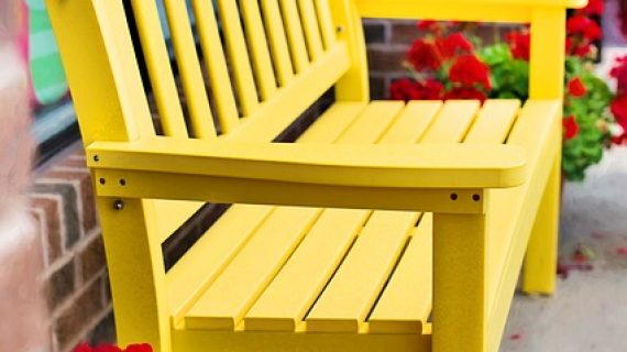 ספסל עץ בגינה